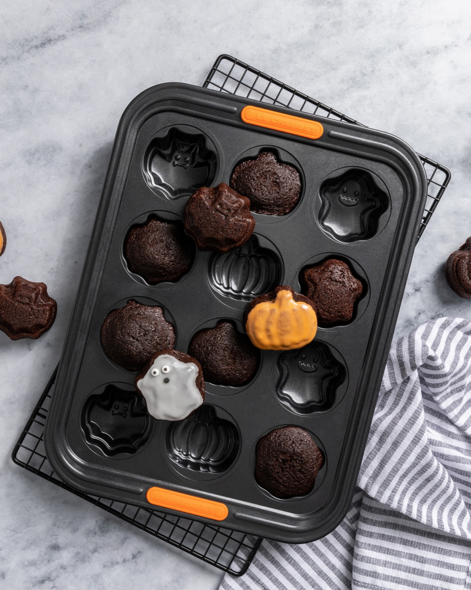 Le Creuset ﻿12 Cup Halloween Tray